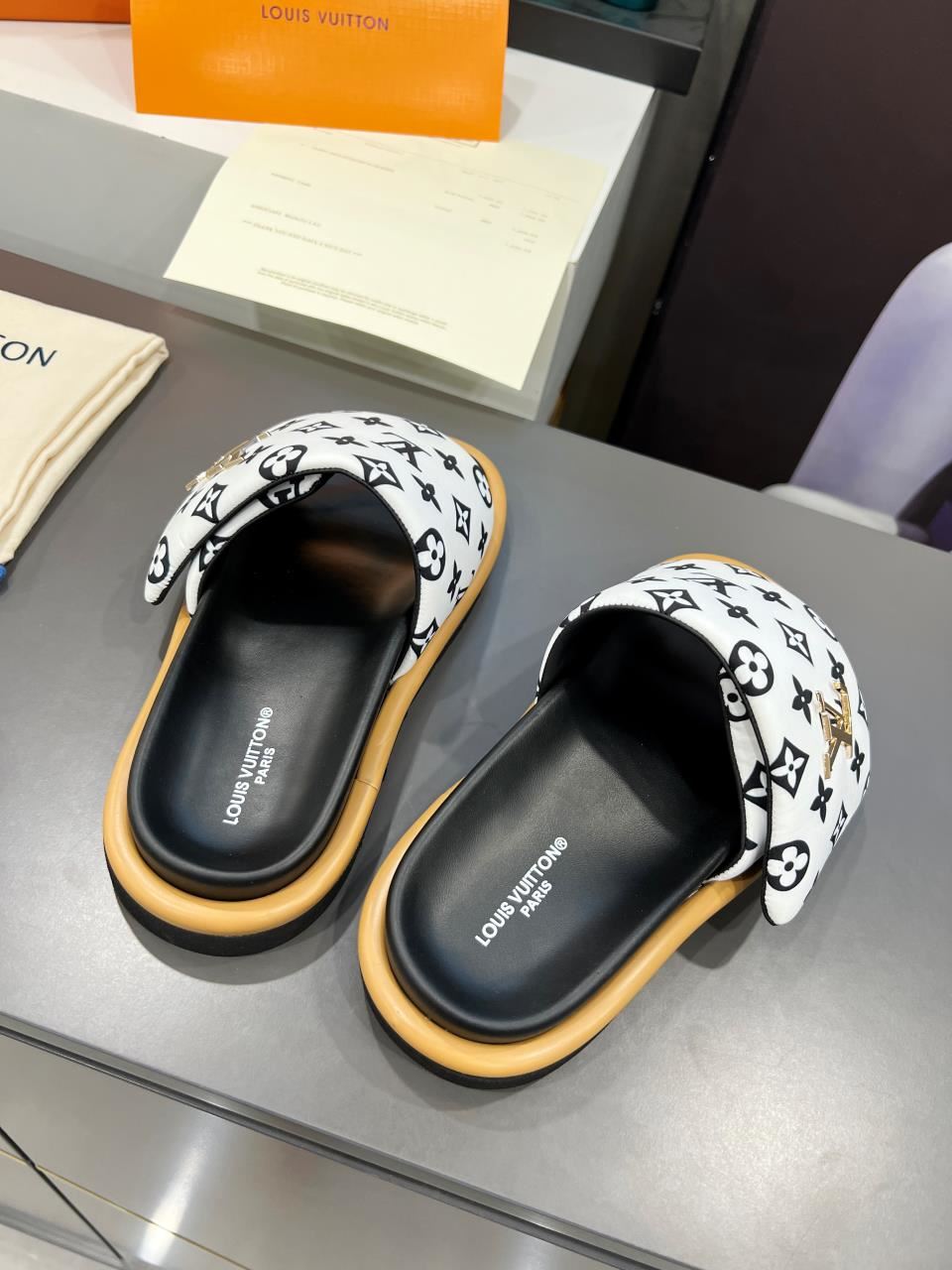 Louis Vuitton Slippers